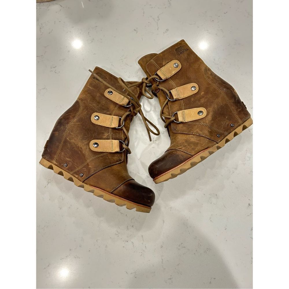 Sorel Joan of Arctic II wedge leather buckle elk boots size 6 tan/brown